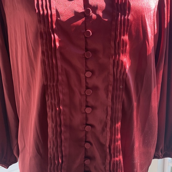 Express red blouse - Picture 2 of 3